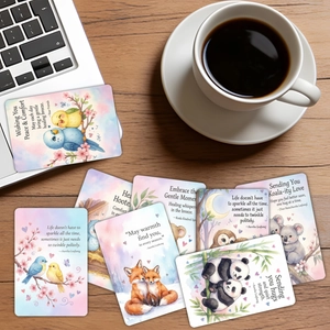 Bureau chaleureux avec cartes de vœux illustrées d'animaux et une tasse de café