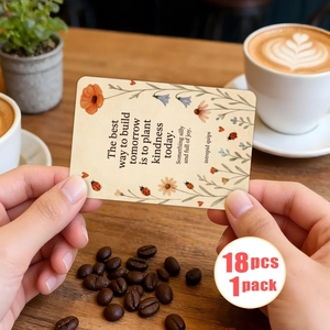 Nahaufnahme von Motivationskarten mit Blumendesign auf warmem Vintage Cafe Hintergrund