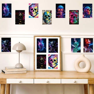 Detailansicht der Gothic-Totenkopf-Poster an der Wand in einem modernen Arbeitszimmer
