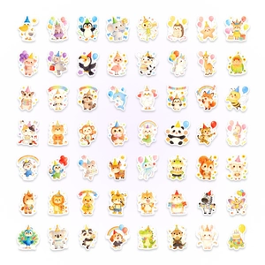 Gros plan de 56 autocollants d'animaux aquarelle avec chapeaux de fête et ballons