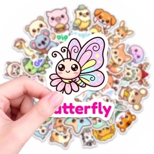 Dettaglio di simpatici adesivi animali impermeabili per decorare diari e cartoleria