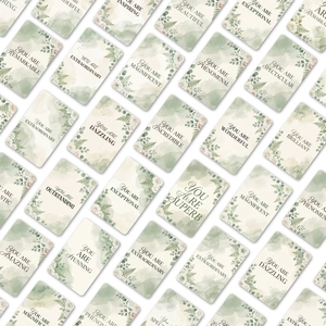 Dettaglio delle carte floreali ad acquerello con eleganti frasi motivazionali
