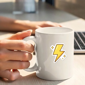Gros plan d'un mug en céramique blanche avec motif éclair jaune et grande poignée en forme de C