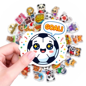 Gros plan d'un autocollant de football étanche tenu à la main avec divers motifs d'animaux