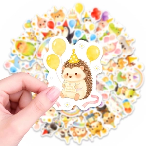 Gros plan d'un autocollant d'anniversaire hérisson mignon tenu à la main par le bord
