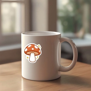 Gros plan d'un autocollant champignon rouge sur un mug en céramique blanche dans un cadre cosy