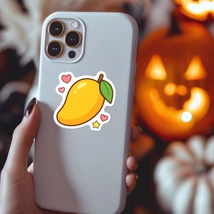 Détail d'une coque iPhone blanche avec motif mangue mignonne et étoiles décoratives
