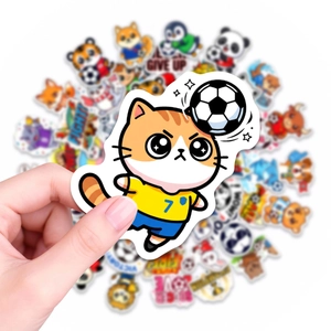 Gros plan sur l'autocollant chat footballeur étanche avec le numéro de maillot 7