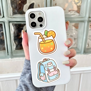 Gros plan d'une coque iPhone blanche avec des autocollants mignons sur briques de verre