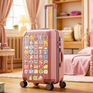 Gros plan d'autocollants mignons sur une valise rose dans une chambre à l'ambiance douce