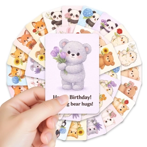 Vista detallada de tarjetas de cumpleaños con animales y lindos dibujos hechos a mano