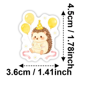 Sticker hérisson d'anniversaire avec dimensions affichant 4,5 cm de haut et 3,6 cm de large
