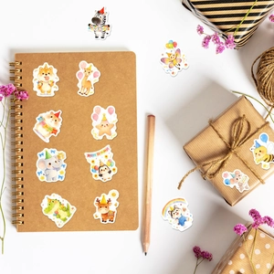 Détail d'autocollants d'animaux mignons sur un carnet en kraft et emballage cadeau