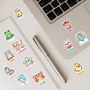 Dettaglio di adesivi di animali animati su un laptop con nomi di animali in inglese