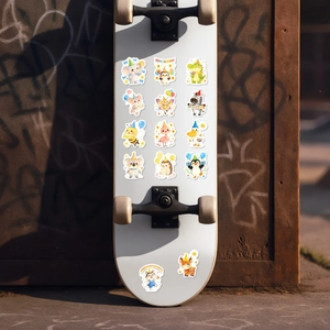 Détail d'autocollants d'animaux mignons avec thème d'anniversaire posés sur un skateboard blanc