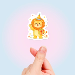 Gros plan d'un autocollant lion à l'aquarelle avec chapeau de fête pour journaux