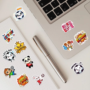 Autocollants d'animaux et football décorant un ordinateur portable et un carnet