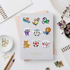 Vue à plat d'autocollants de football animaux mignons sur un carnet avec accessoires