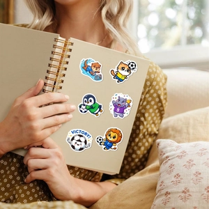 Détail d'autocollants d'animaux footballeurs montrant des motifs sur un carnet à spirale