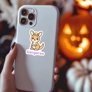 Dettaglio di una cover blu per iPhone con un simpatico canguro animato e cappello