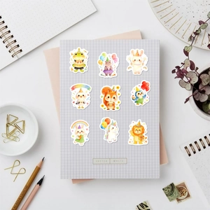 Gros plan d'autocollants d'animaux aquarelle pour anniversaire sur un carnet quadrillé