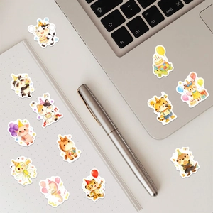 Détails d'autocollants d'animaux mignons avec motifs de fête sur ordinateur