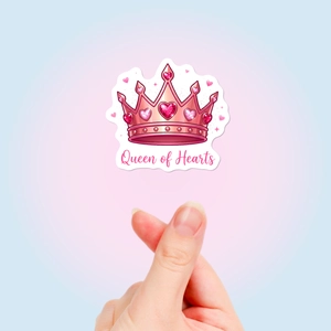 Detail eines rosa Kronenaufklebers mit Queen of Hearts Text und Herz-Rubinen