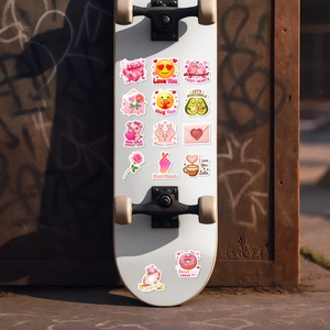 Wasserdichte Valentinstag-Aufkleber mit rosa Tieren auf einem weißen Skateboard