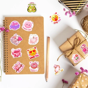 Flachbild von niedlichen Valentinstag-Aufklebern mit Herzen, Welpen und rosa Desserts