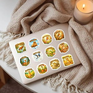 Scène montrant 12 autocollants animaux imperméables sur un ordinateur portable avec décor