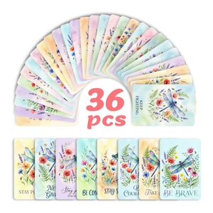 Nahaufnahme von 36 Aquarell-Libellenkarten mit positiven Zitaten auf Premium-Karton