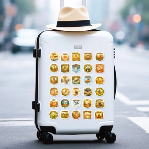 Détail d'autocollants animaux vintage avec noms anglais sur une valise blanche pour déco