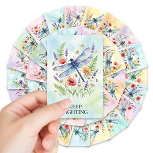 Nahaufnahme von Aquarell-Libellen-Motivationskarten mit positiven Texten für Motivation