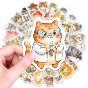 Gros plan d'une main tenant un autocollant chat de dessin animé dessiné à la main à l'aquarelle