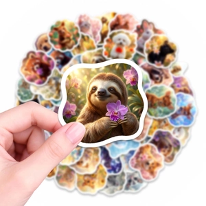 Detailansicht eines Faultier-Aufklebers mit Blumen aus einem 50-teiligen Tier-Sticker-Set