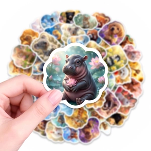 Nahaufnahme eines Hippo-Aufklebers mit rosa Blume und bunten Tier-Stickern im Set