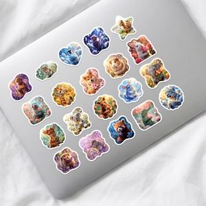 Nahaufnahme süßer Tieraufkleber mit Blumenmotiven auf silberner Laptop-Oberfläche