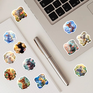 Nahaufnahme von süßen Tierstickern mit Blumen auf Laptop und Notizbuch-Layout