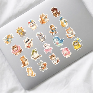 Détail d'autocollants de chats mignons sur un ordinateur avec divers styles créatifs