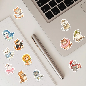 Détail d'autocollants de chats mignons imperméables sur un ordinateur et un carnet