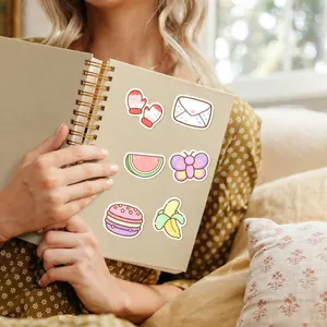 Nahaufnahme süßer INS-Stil Cartoon-Sticker auf einem Spiralnotizbuch für Journal-Deko
