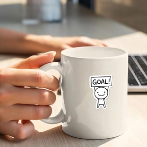 Dettaglio di una tazza in ceramica bianca con motivo calcio e disegno stilizzato GOAL