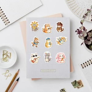 Neuf autocollants de chat mignon dessinés à la main sur carnet violet pour décoration