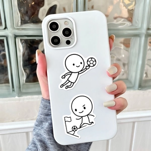 Dettaglio della custodia bianca per telefono con disegni minimalisti di calciatori