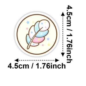 Detail eines 4,5 cm runden Cartoon-Aufklebers mit pastellfarbener Feder und Sternen