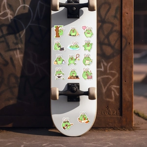 Adesivi di rane con orecchie da coniglio su uno skateboard contro una parete