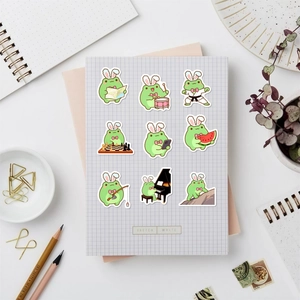 Dettaglio di nove simpatici adesivi a rana con orecchie da coniglio per scrapbooking