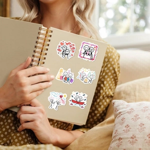 Gros plan d'autocollants romantiques de couples sur un carnet dans un cadre chaleureux