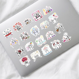 Détail d'autocollants doodle de couple mignons avec diverses activités sur un ordinateur