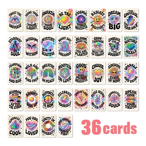Vue détaillée de 36 cartes d'énergie boho rétro psychédéliques avec citations inspirantes
